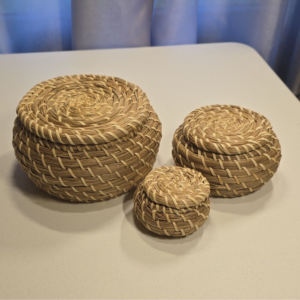 Vintage Set of 3  Round Wicker Baskets With Lids Beige Handmade Indoor Décor